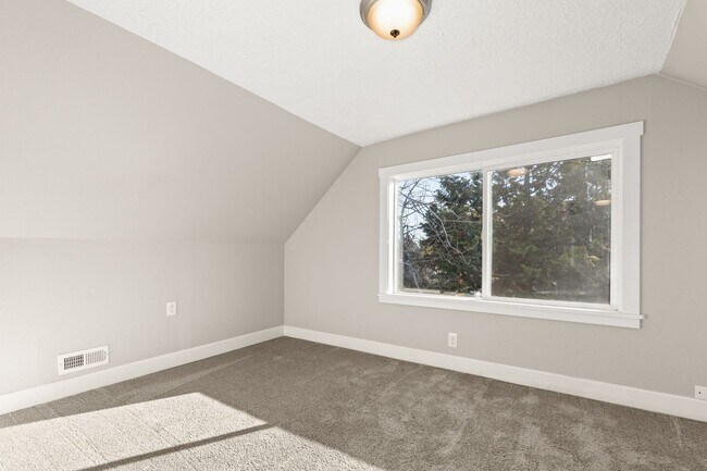 Building Photo - 8334 SE Taylor Ct
