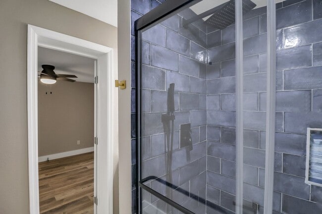 Building Photo - 3 BED | 2 BATH | REAR OFF-STREET PARKING |...