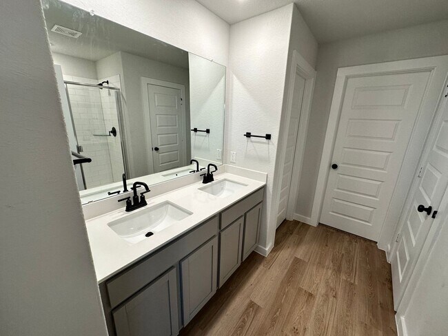 Building Photo - 14607 Emerio Dr