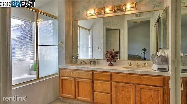 Building Photo - 34446 Calgary Terrace