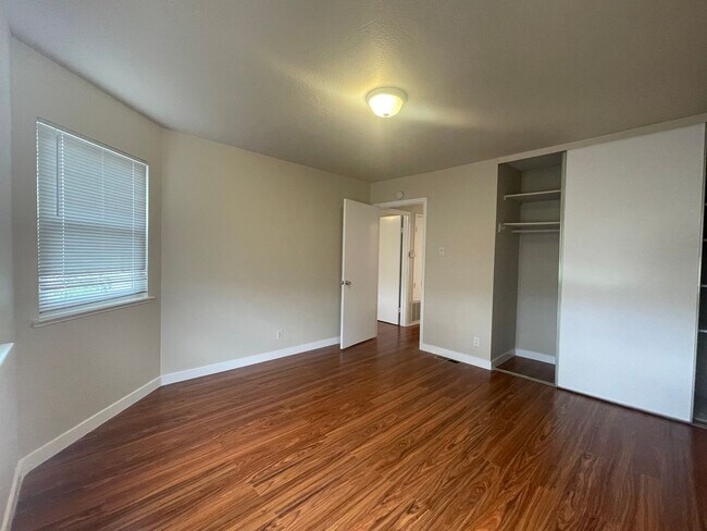 Building Photo - Newly Upgraded Spacious 3br with Decks, Laundry, Parking