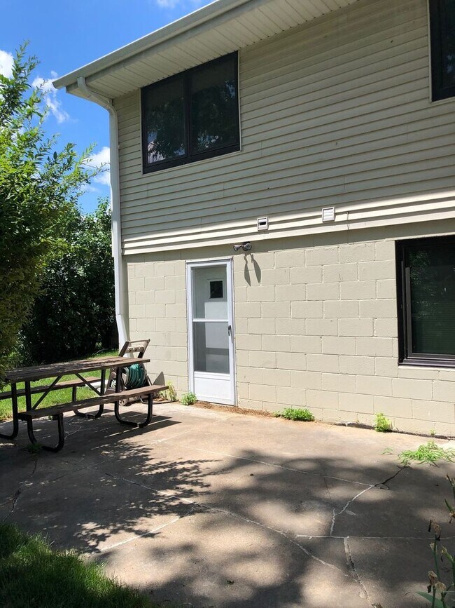 Building Photo - Large 4 bedroom 2 bath home right off of West Center