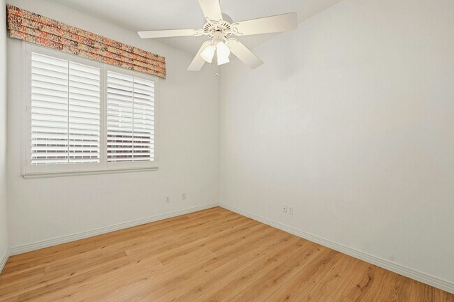 Building Photo - 10928 La Alberca Ave