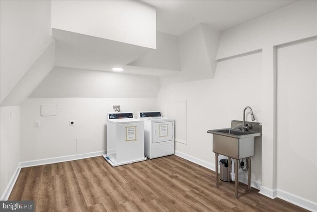 Building Photo - 380 Broadview Ave