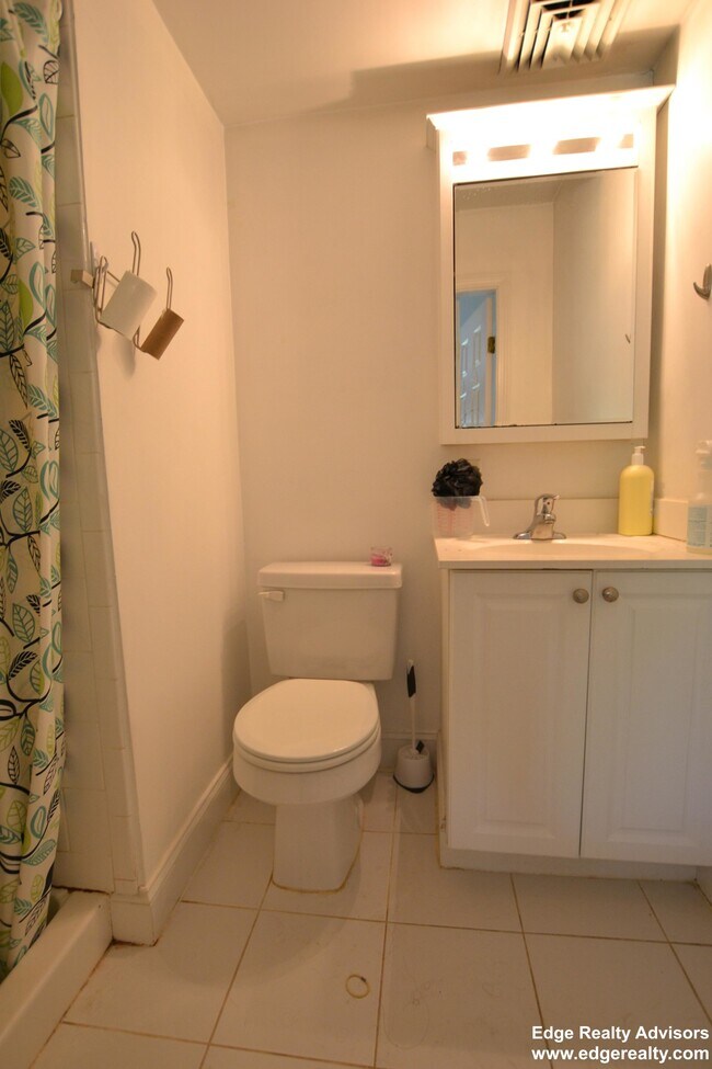 Building Photo - 176 Newton St