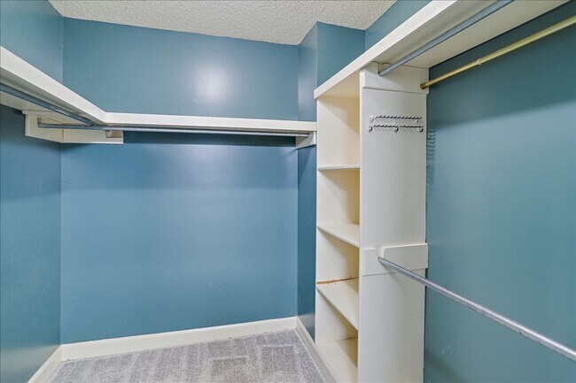 Building Photo - 405 River Pl