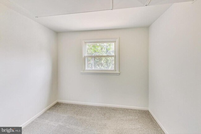 Building Photo - 1208 Pinewood Dr