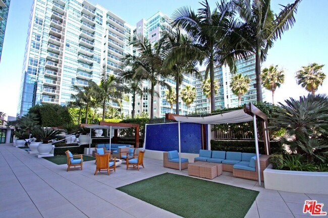 Building Photo - 13700 Marina Pointe Dr