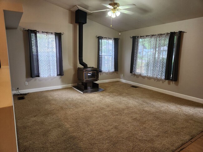 Building Photo - 93 S Rainbow Dr