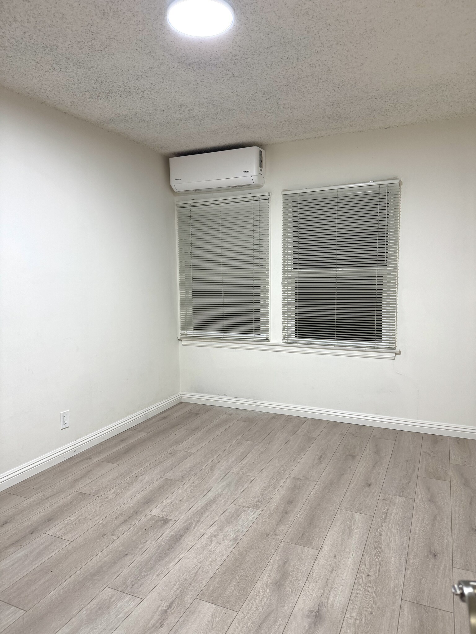 Building Photo - 1314 N Hollywood Way