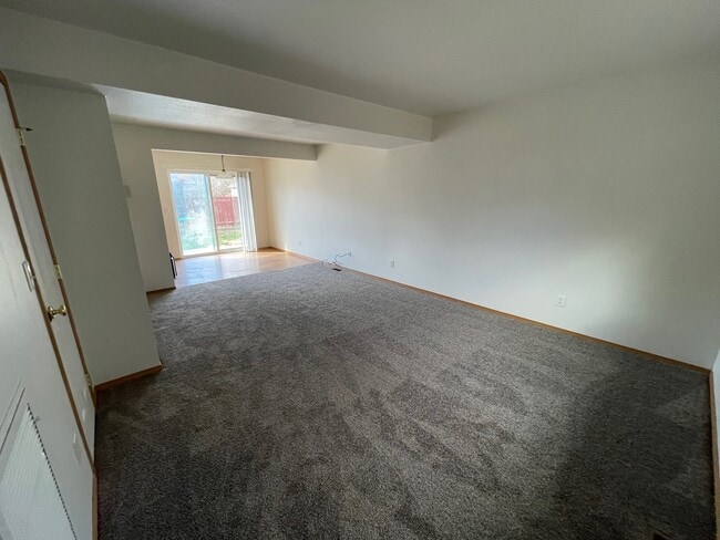 Building Photo - 425 W Shore Dr