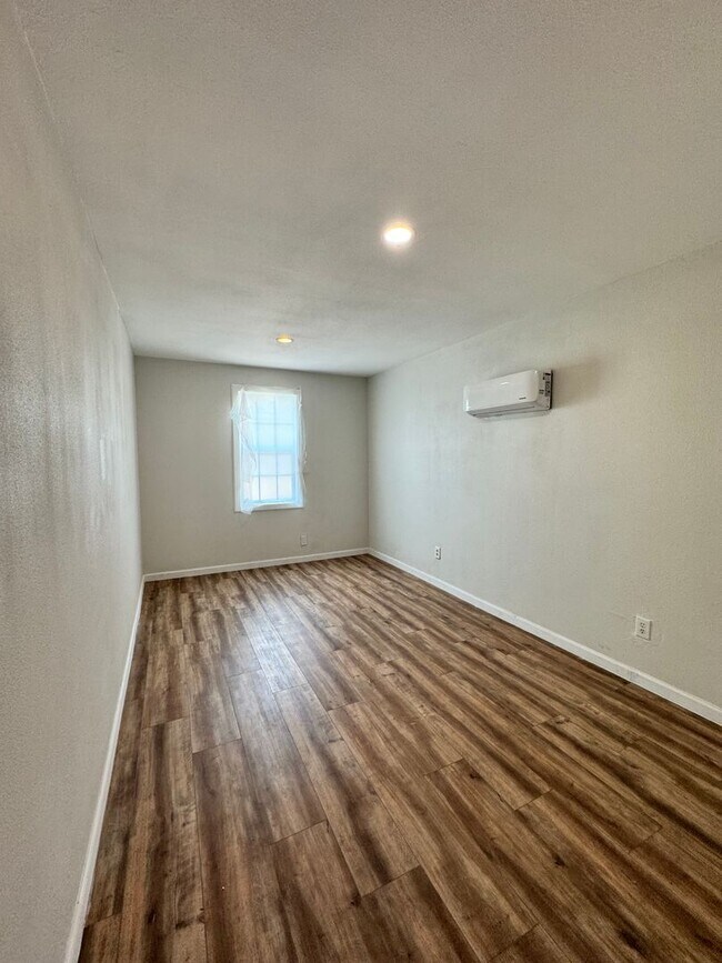 Building Photo - 4 Bedroom 2 Bath Home with Updates! Great Location!