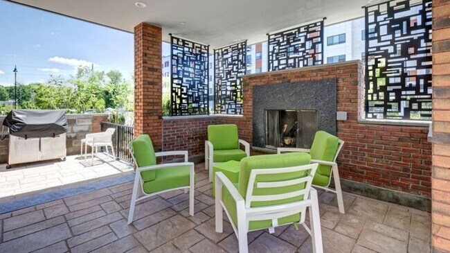 Building Photo - 1160-1178 Silas Deane Hwy