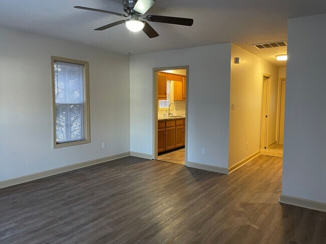 Building Photo - 1300