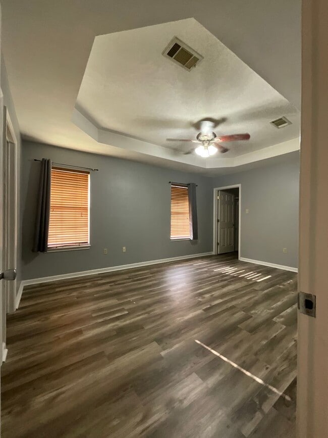 Building Photo - 2123 Hickory Dr