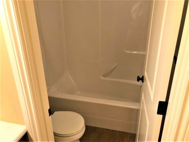 Building Photo - 4 Bed 4 bath Close to OSU