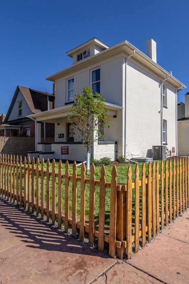 Building Photo - Stunning Remodeled Patio Home in Baker – 3...