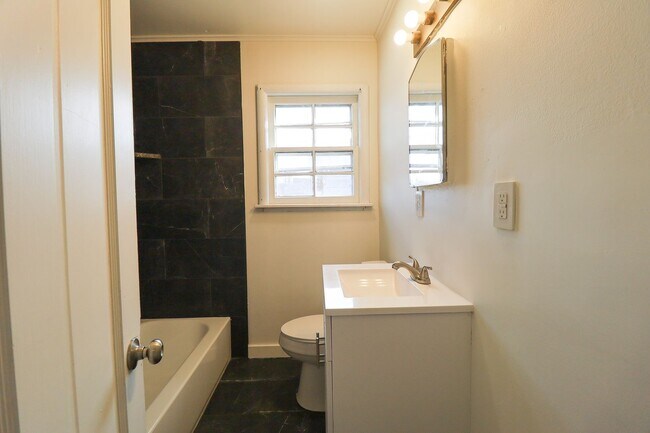 Building Photo - Section 8 Welcome! 2/1 Ready for Immediate Move In!!