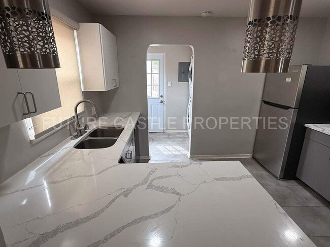 Building Photo - 1009 Bryn Mawr Dr NE