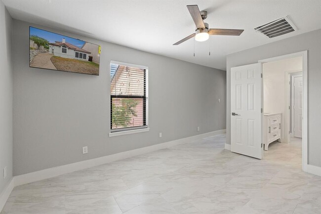 Building Photo - 581 Rupen Dr