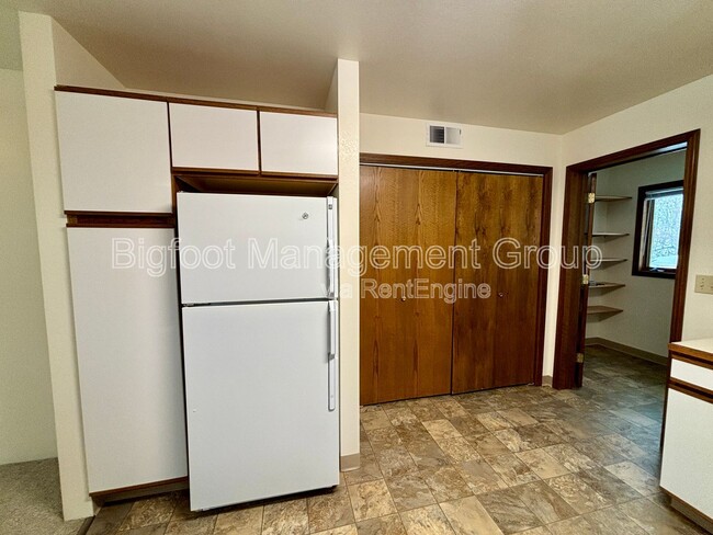 Building Photo - 913 N Park Ave