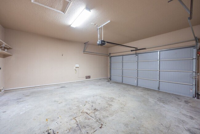 Building Photo - Nice 3 Bedroom Duplex located in New Braunfels!