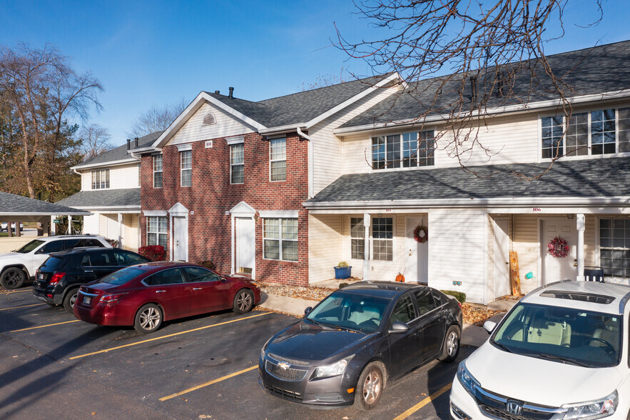 Primary Photo - Village Green Townhomes