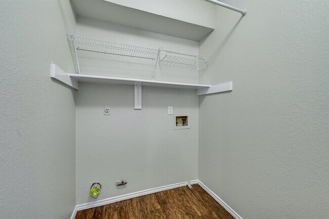 Building Photo - 15316 Ecorio Dr