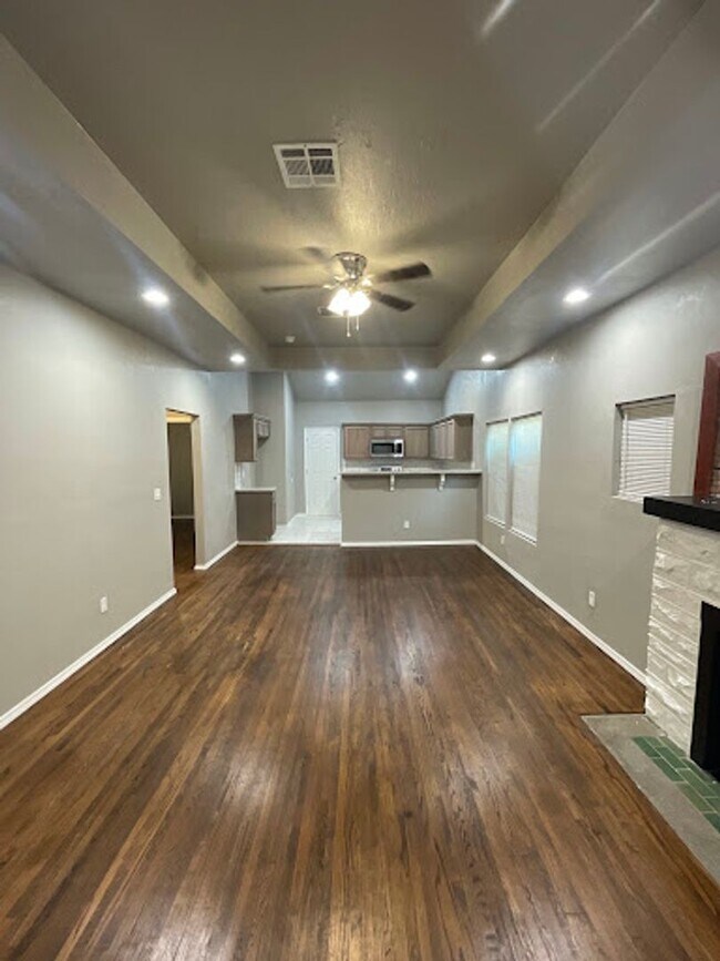 Building Photo - 3 bed 3 bath for rent