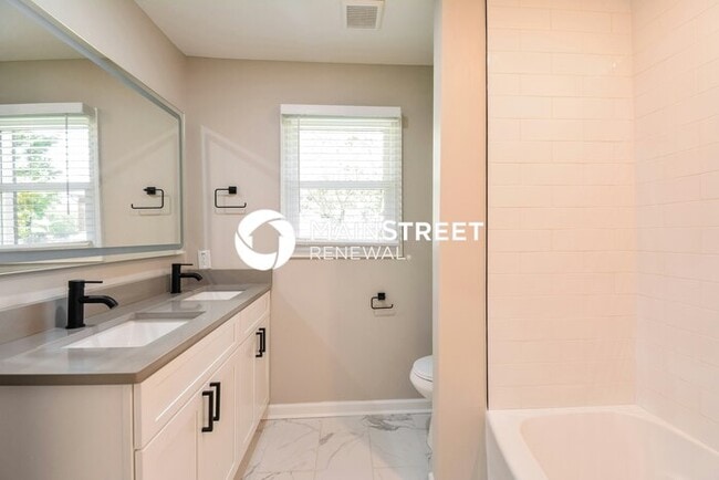 Building Photo - 4 Bedroom Pet-Friendly Home in MADISON, TN with Main Street Renewal