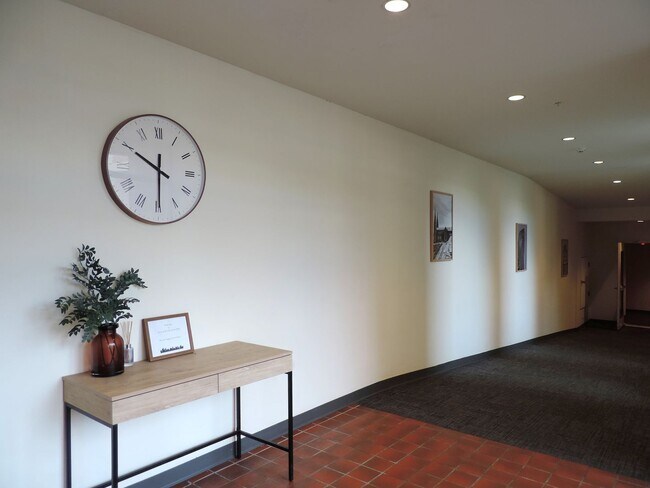 Building Photo - Stylish 1-Bed • 819 Sq. Ft. • Free Interne...