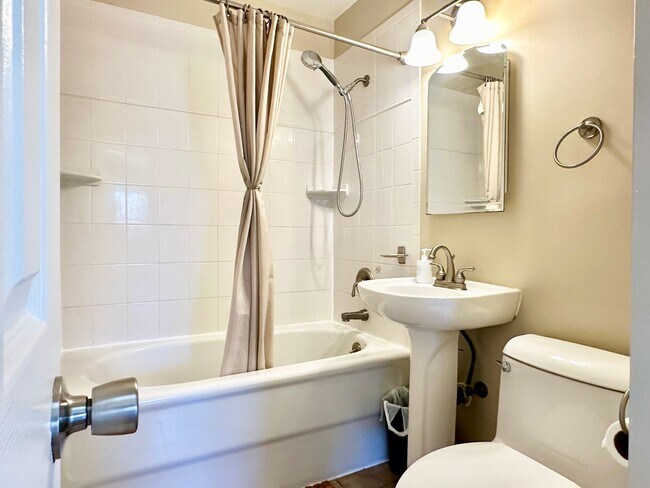 Building Photo - 4 Bed + 2 Bath - Screened in Porch! Pets W...