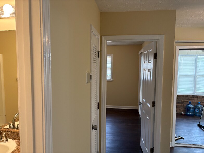 Building Photo - 525 Charleston Ln