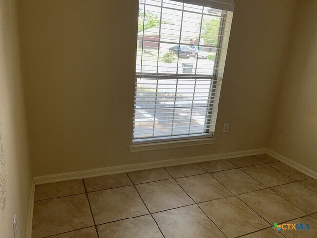 Building Photo - 3906 Lone Oak Dr