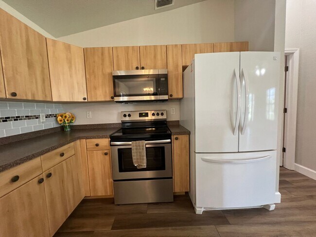 Building Photo - ($2,095) * ANNUAL ** Pool ** 3 Bed / 2 Bath - Harbor Heights  ** Single Family Home