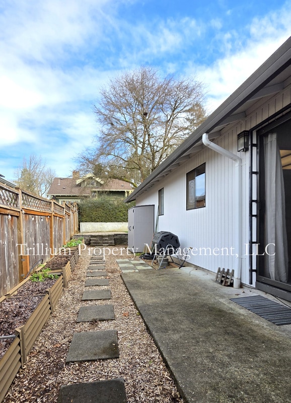 Building Photo - 110 SE 65th Ave