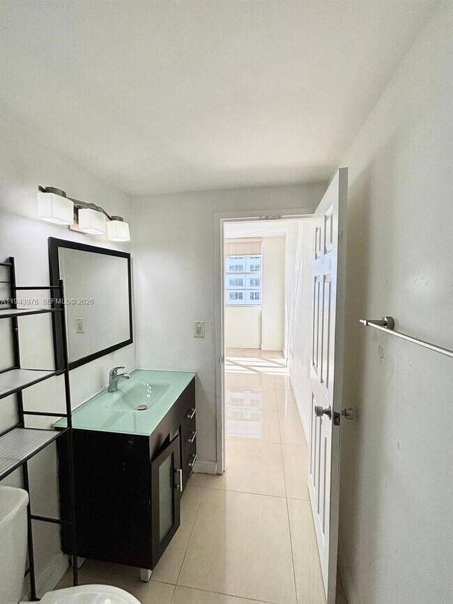 Building Photo - 801 Brickell Bay Dr