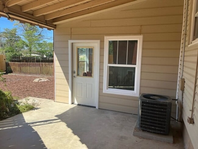 Building Photo - $0 DEPOSIT OPTION. 3BED/1BATH WITH ONE CAR GARAGE NEAR ANSCHUTZ MEDICAL CAMPUS