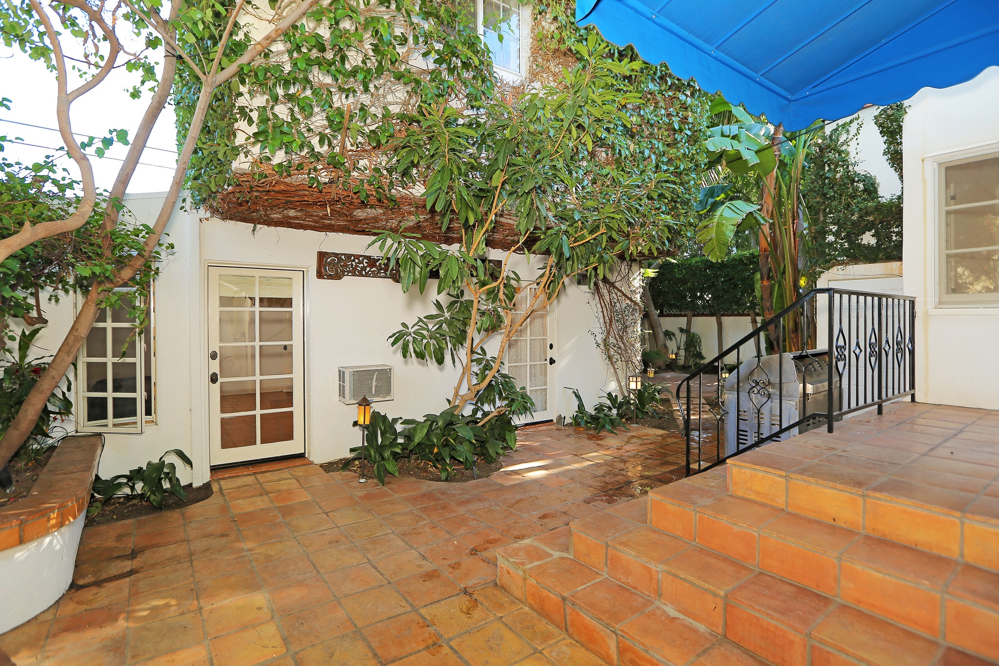 Building Photo - 344 S La Peer Dr