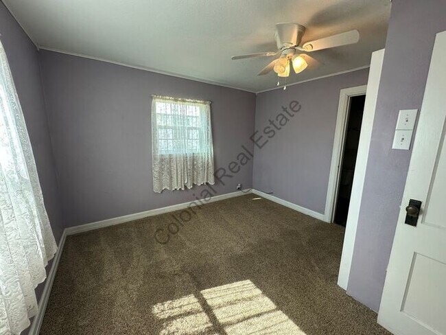 Building Photo - Cozy 2 Bed 1 bath house with detached garage and central Heat and air and washer/dryer hookups in...