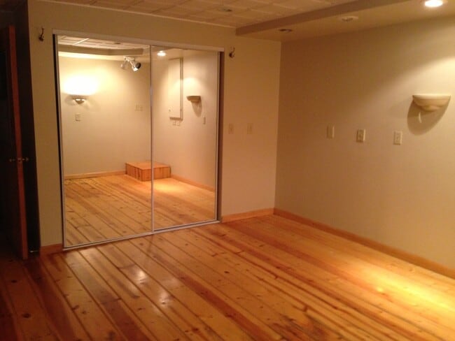 Building Photo - Beautiful tri level home