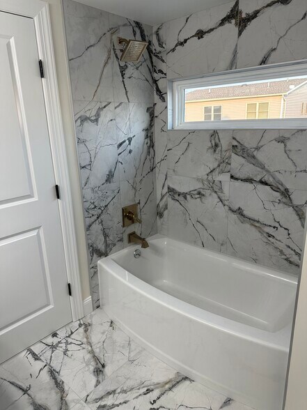 Master tub/shower - 319 Monroe St