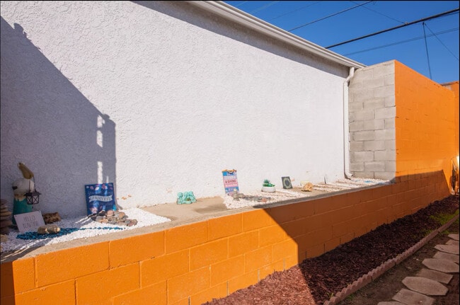 Building Photo - 6016 S Fairfax Ave