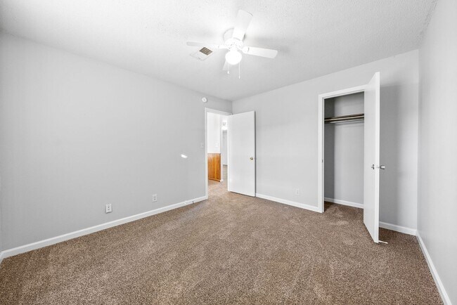 Building Photo - Cozy Two Bedroom Apartment