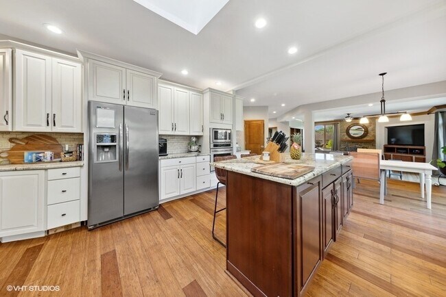 Building Photo - 905 Shelly Ln