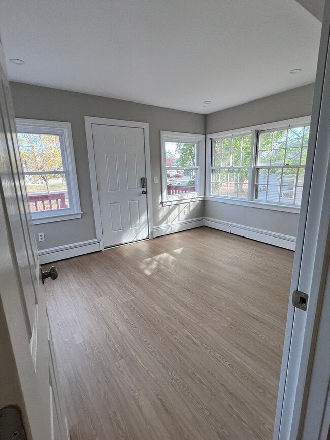 Building Photo - Pennington Rd, Ewing, NJ – 6BR / 2BA. Large single-family home near TCNJ with spacious driveway