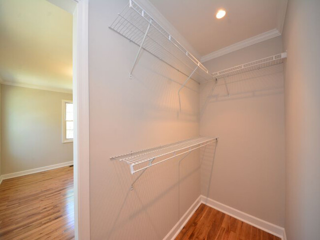 suite walk-in closet - 833 United Ave SE