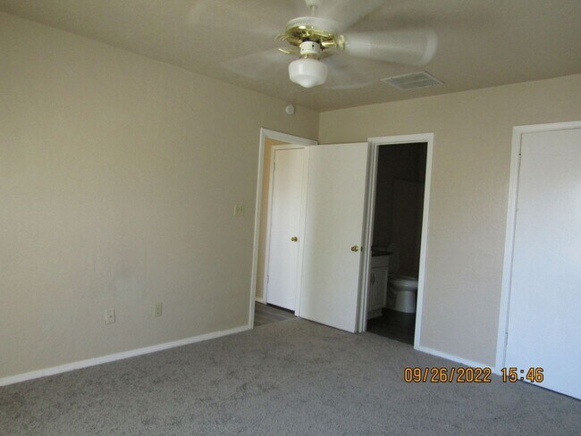 Building Photo - Very nice home located in the Rolling Hill...