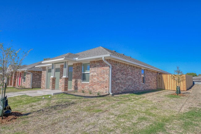 Building Photo - New Construction in Varenna Landing! Storm...