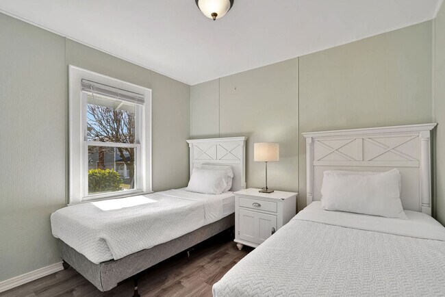 Building Photo - 7 Oak St